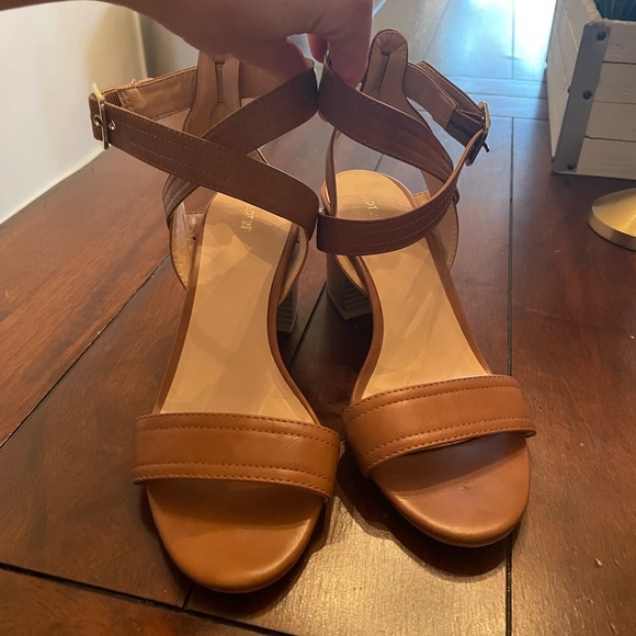 Adorable faux leather heels - Picture 2 of 5